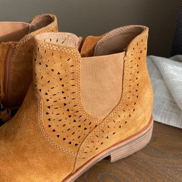 Sofft Manmade Leather Booties NWOT - Picture 2 of 8